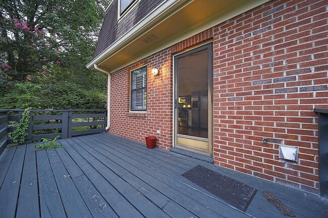 Building Photo - Great 2BA/2.5 BE Brentwood End Unit Townhome!