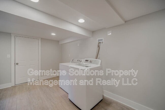 Building Photo - 413 Lynn Dr