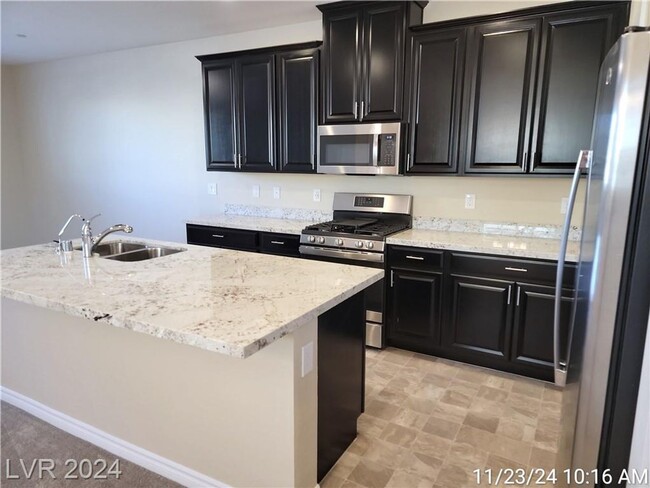 Building Photo - 3-BEDROOM TOWNHOME IN GATED NORTH LAS VEGA...