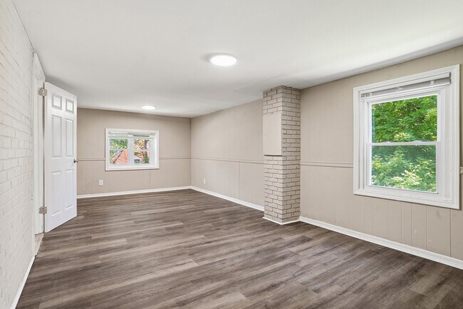 Building Photo - 624 Elm Dr