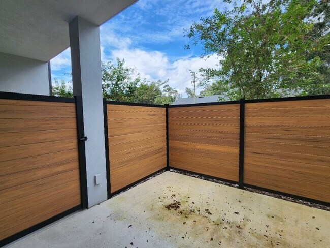 Building Photo - Beautiful 3-Bed, 3.5-Bath Townhome in Tamp...