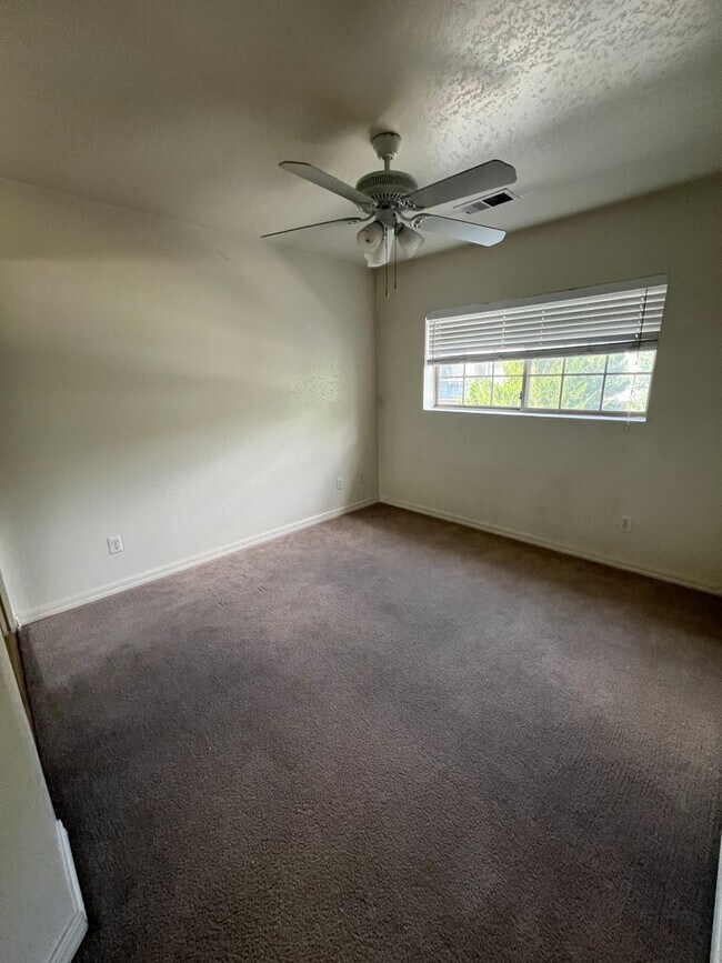 Building Photo - (Lease Pending) 3 Bed/2.5 Bath in The Town...