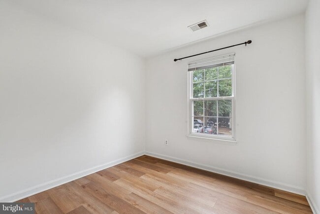 Building Photo - 46858 Lawnes Creek Terrace