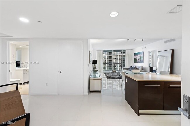 Building Photo - 2 br, 2 bath Condo - 475 Brickell Ave Apt ...