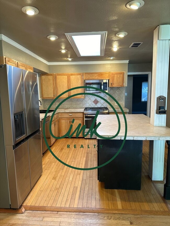 Building Photo - Charming Carson Home