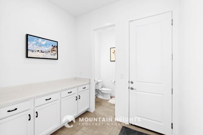 Building Photo - 5615 Valley View Rd