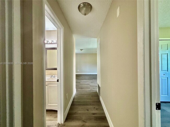 Building Photo - 504 Blackbird Ln