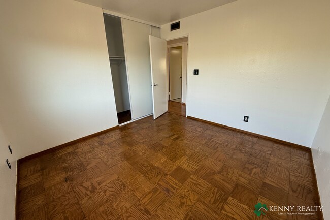 Building Photo - Large 4 Bedroom, 2 Bathroom Home with 2 Car Garage