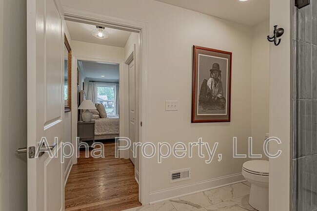 Building Photo - 804 N Weston St