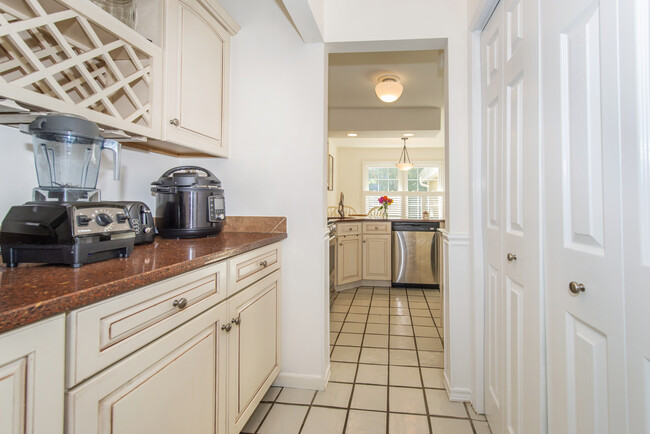 kitchen Passthru/pantry - 28 Independence Way