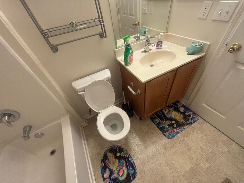 Building Photo - Room in Townhome on Ivory Run Way