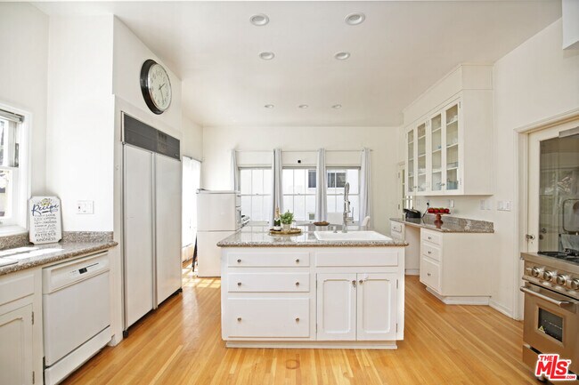 Building Photo - 6538 Cahuenga Terrace