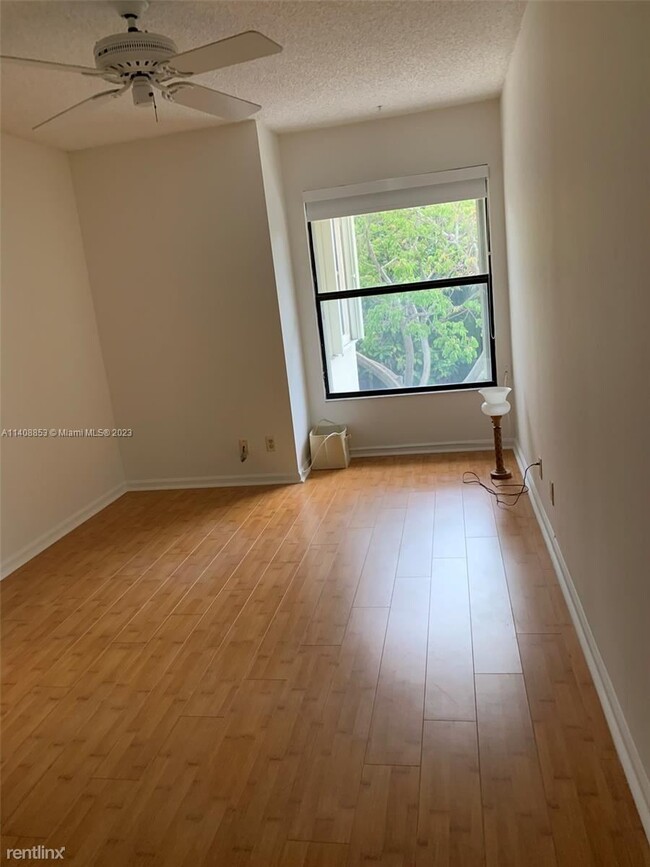 Building Photo - 3 br, 2 bath Condo - 538 NE 48th St # 538