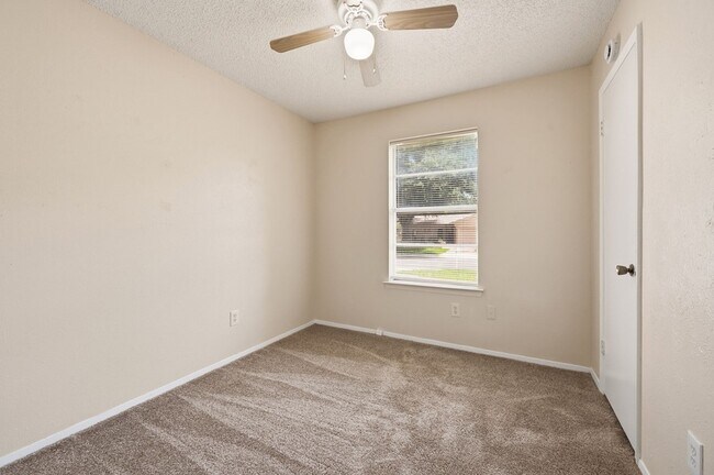 Building Photo - 616 Reveille Rd