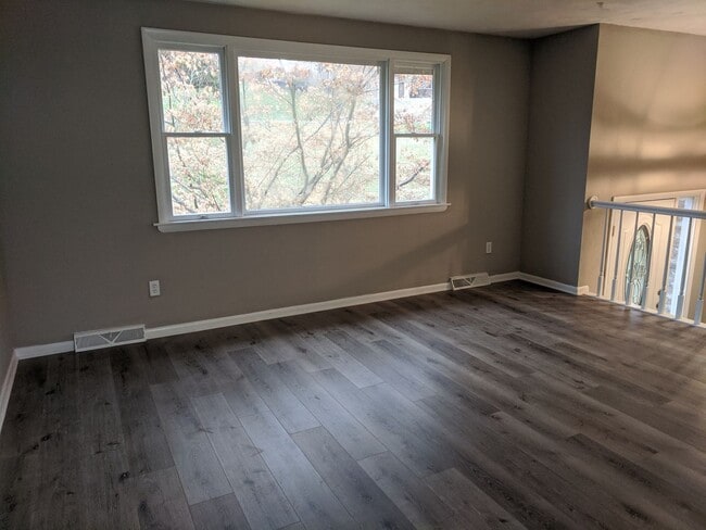 Building Photo - *****Huge 4 bedroom, 3 full bath home FOR ...