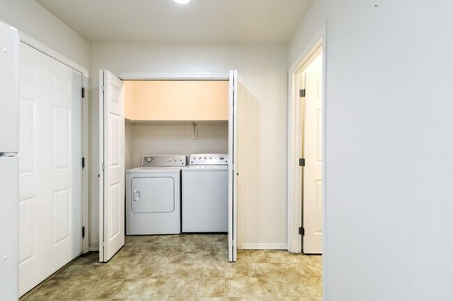 Building Photo - 447 N Haskett St