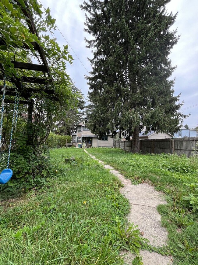 Building Photo - Spacious 4-5 Bedroom, 1.5 Bathroom 2-Story...