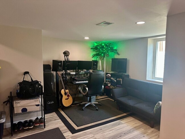 Building Photo - Beautiful house...RESERVE NOW FOR AUGUST 1...