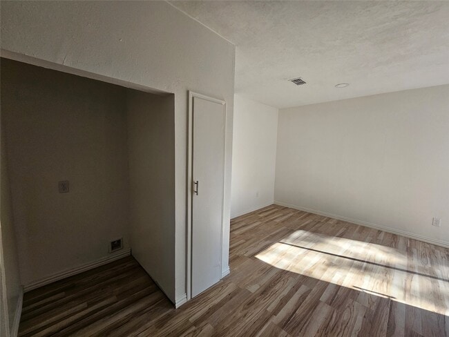 Building Photo - 105 E Wavy Oak Cir