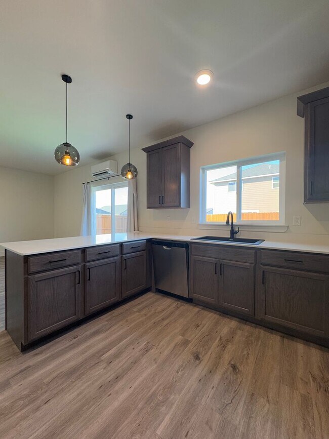 Building Photo - Peaceful Living Just Minutes from Town