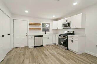 Building Photo - 1211 E Virginia St