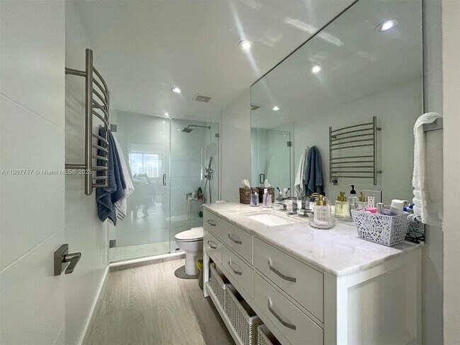 Building Photo - 500 Bayview Dr