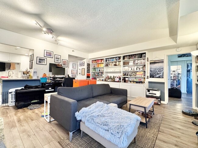 Building Photo - ARLINGTON CONDO - Sleek Sophistication Mee...