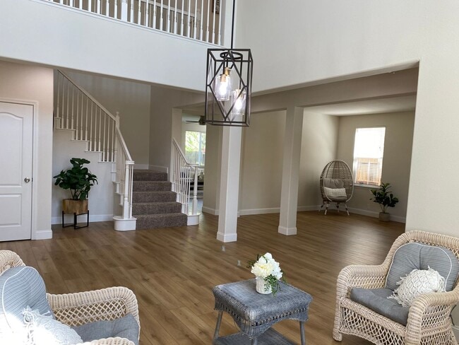 Building Photo - BEAUTIFUL TWO STORY MERCED HOME FOR RENT!