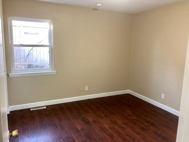 Building Photo - 3 bedroom 1.5 bathroom home Available Now