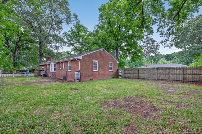 Building Photo - Brick Corner Ranch in Oak Manor-Chesapeake!