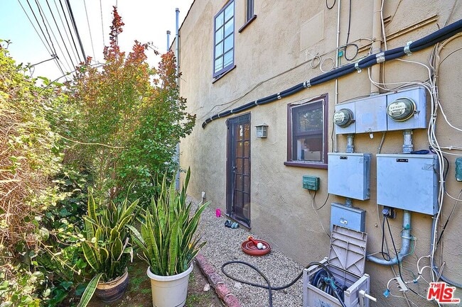 Building Photo - 1076 West Blvd