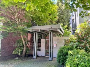 Building Photo - 211 Summit Ave E