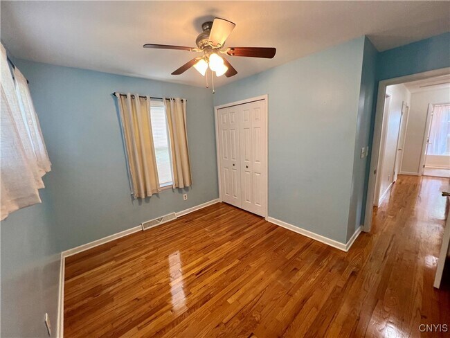Building Photo - 427 Mosley Dr