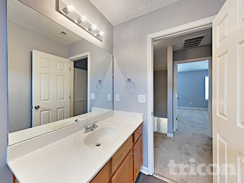 Building Photo - 242 Oak Grove Way