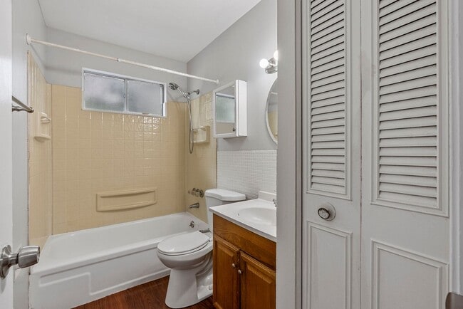 Building Photo - Newly Updated 3-Bedroom Duplex with Fresh Paint and Flooring!