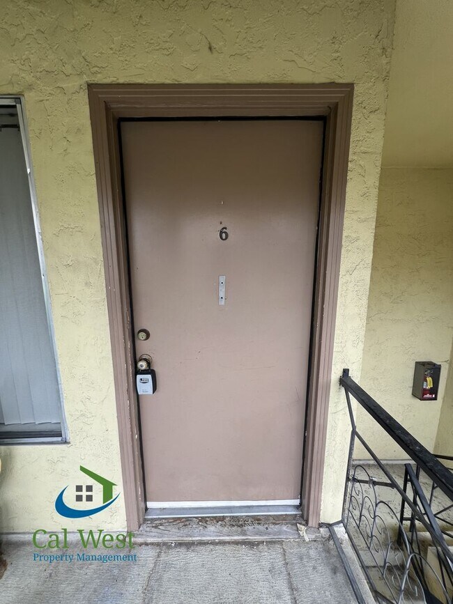 Building Photo - $1,995 - One Bedroom One Bath Apartment - ...