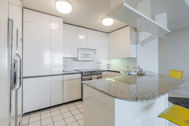 Building Photo - Furnished 1 Bed 1 Bath 1 Parking at Honolulu Park Place