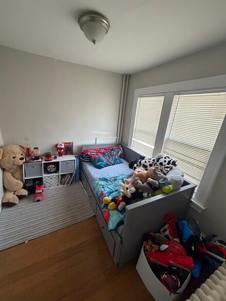 Building Photo - 2048 N Sheridan Rd