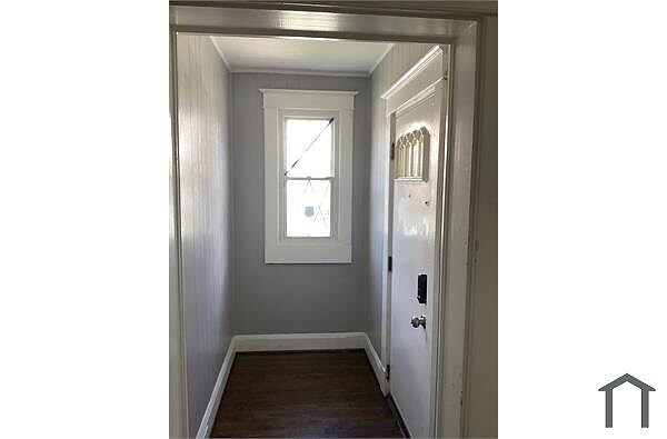 Building Photo - 3 Bedroom 2 Bathroom home