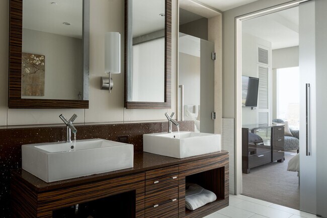 Building Photo - BEAUTIFUL WALDORF ASTORIA UNIT ON THE 34TH FLOOR!