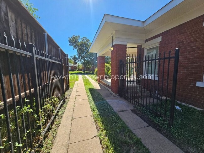 Building Photo - 5525 Richmond Ave