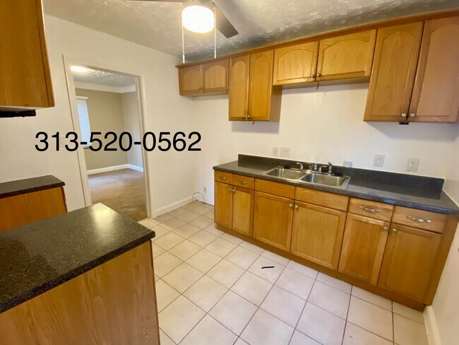 Building Photo - 15881 Manor