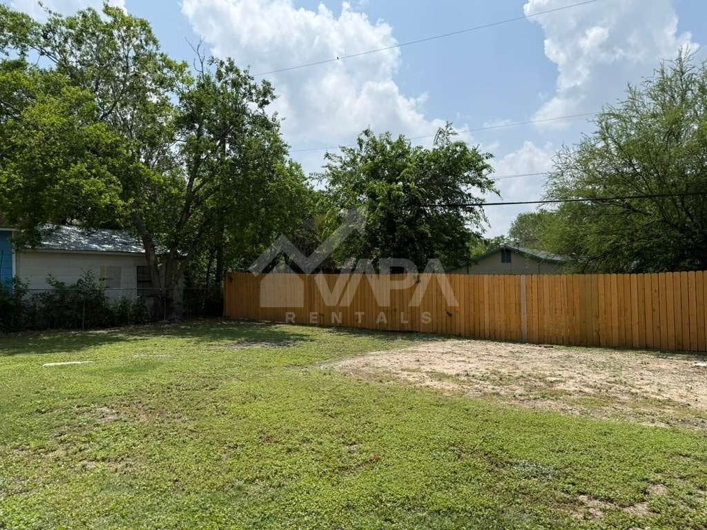 Building Photo - 242 Glamis Ave
