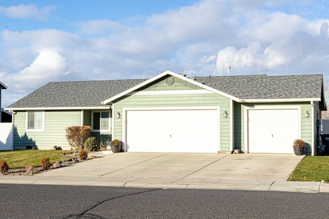 Building Photo - 509 Chelan Ave