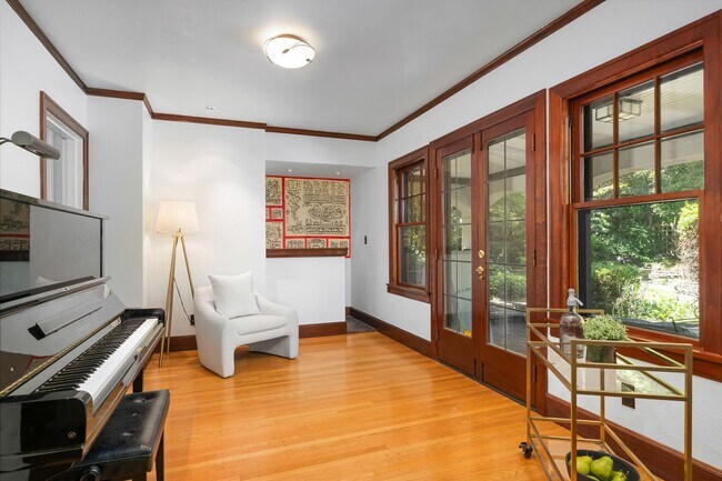 Building Photo - Amazing Nob-Hill Estate with impeccable fi...