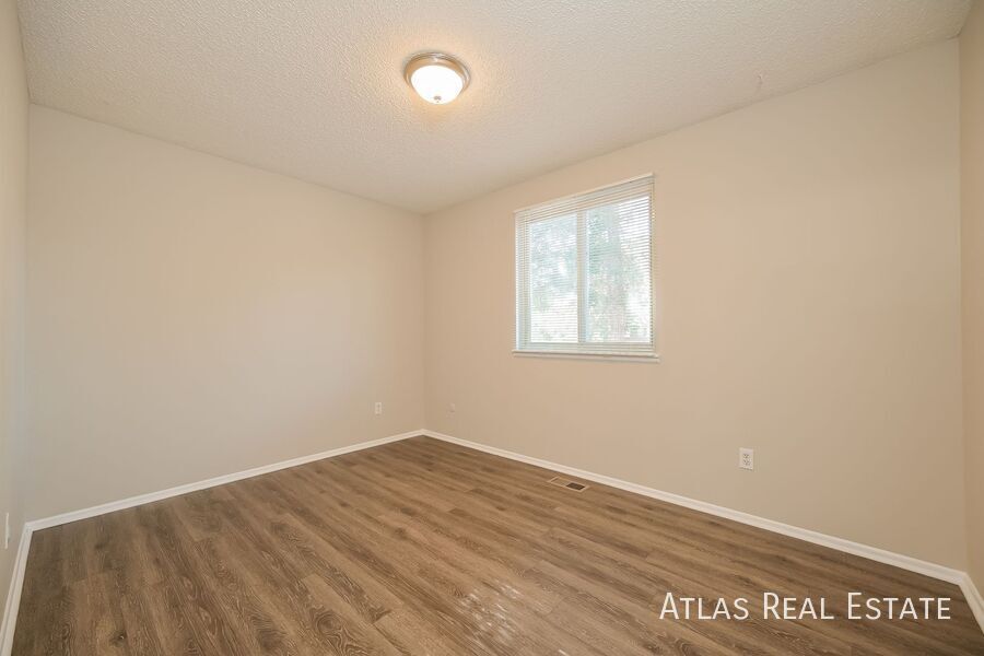 Building Photo - 14955 E Columbia Dr