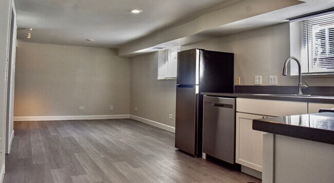 Building Photo - 1008 Garnett Pl