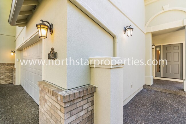 Building Photo - Beautiful Lake Oswego Townhome