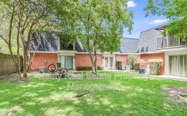 Building Photo - 211 Versailles Blvd