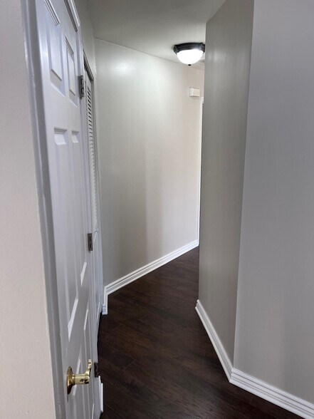 Hallway - 3333 Bromley Ln